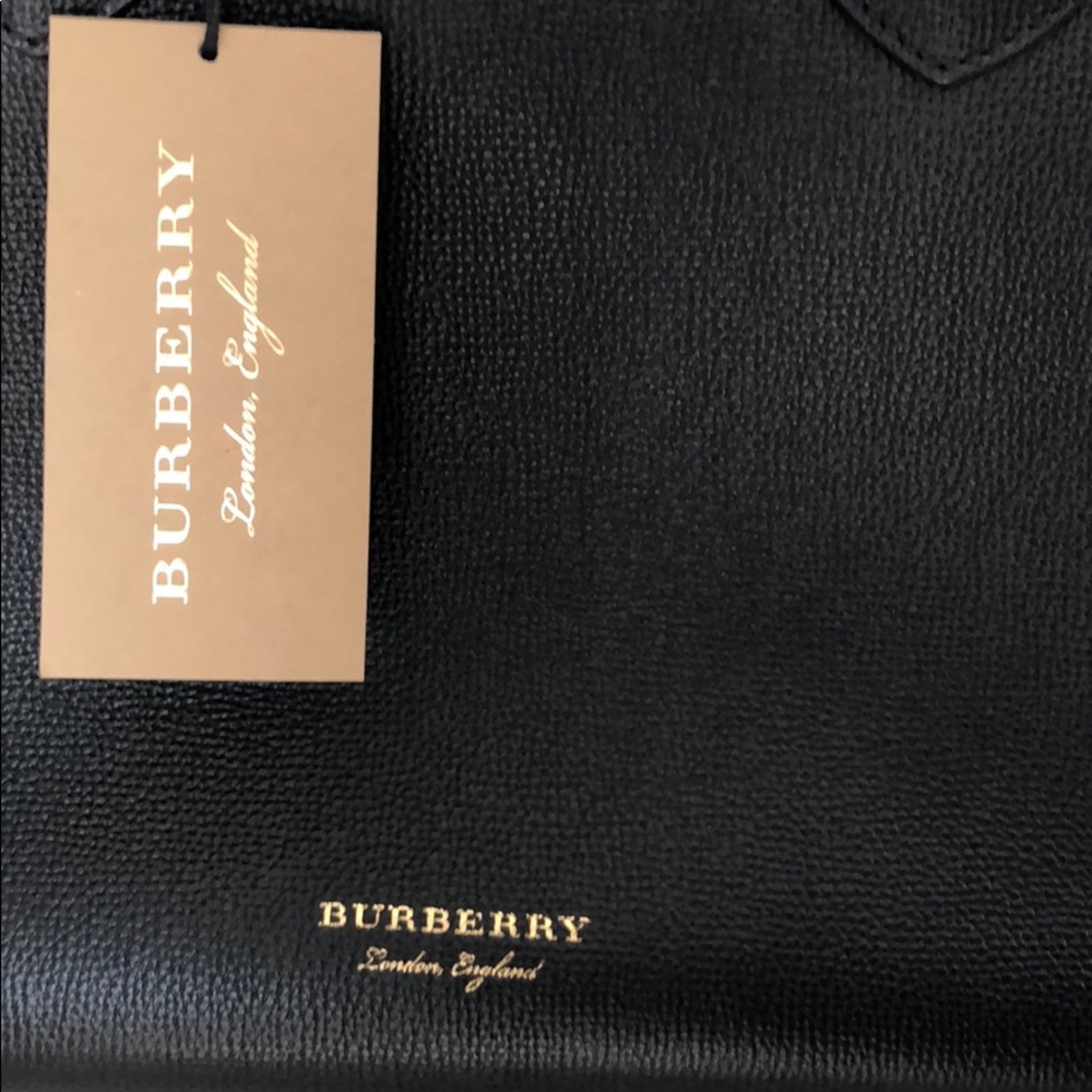 Brand new  Authentic Burberry handbag - Picture 5 of 8